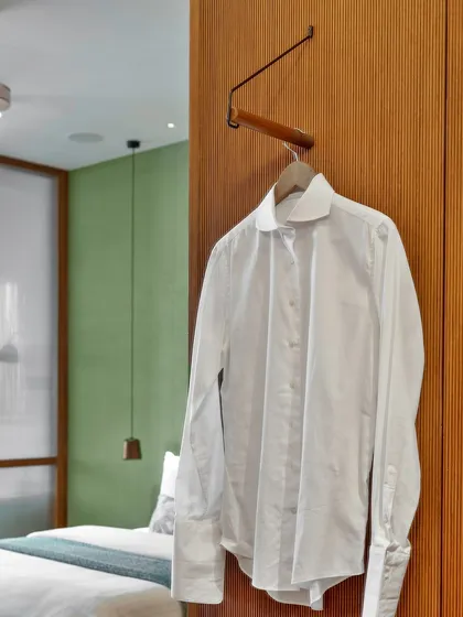 We designed this bespoke retractable clothes hanger as an elegant, functional solution for hanging daily wear. Integrated into the wooden paneling of each bedroom, it is a small detail that enhances the convenience of living.