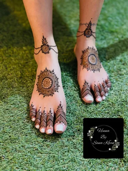 A gorgeous, dark stain on a pair of feet adorned with mandala designs. My organic henna ensures a beautiful and safe result for all skin types.
