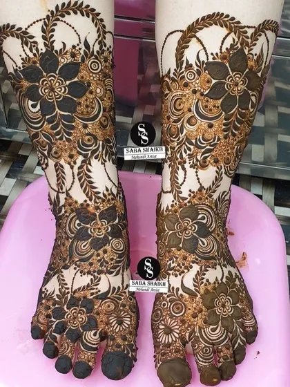 Bridal mehendi isn't just for the hands. I create equally detailed and stunning floral designs for the feet, ensuring your complete bridal look is perfect from head to toe.