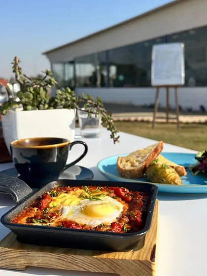 Start your day with a hole-in-one experience. Our breakfast, featuring dishes like shakshuka, will keep you energized for a full day of golf.