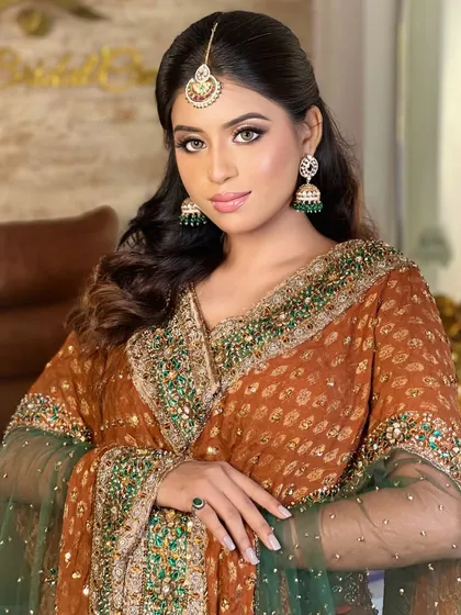 A portrait showing the elegant simplicity of this look, where the focus is on the bride's natural beauty, enhanced by the jewellery.