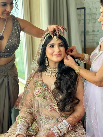 A beautiful candid moment of Ruchita getting ready with her family, her glowing makeup already shining through.