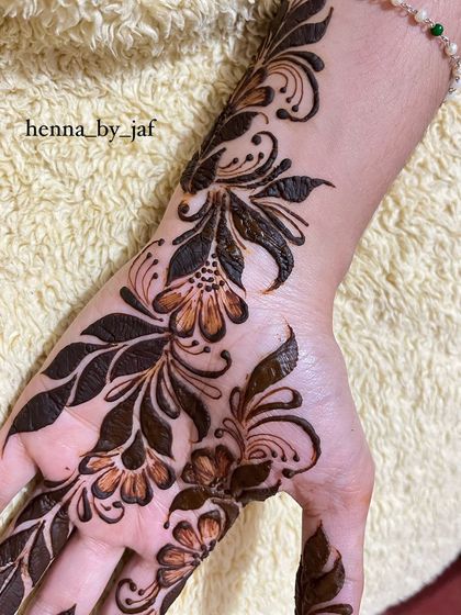 A close up of a bold Arabic floral design, showcasing the detailed shading and line work.