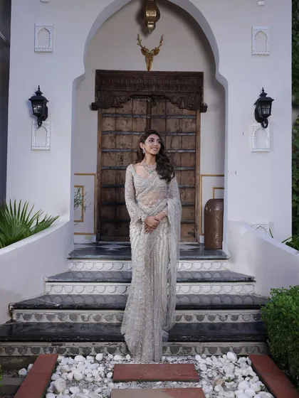Another view of this elegant saree, perfect for a bride who wants a sophisticated and modern look.