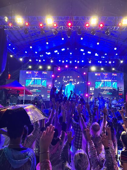 Even the rain couldn't dampen the spirits of the audience at the KK tribute concert. Everyone was singing along with their hands in the air.