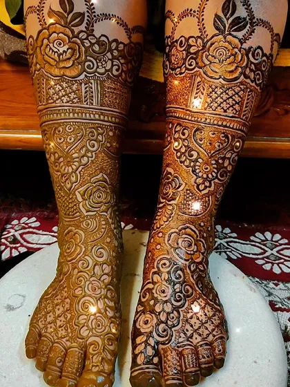 Saniya's beautiful feet mehndi, with one photo showing the fresh paste and the other showing the lovely stain.