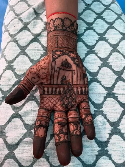 A simple yet elegant groom's mehendi, with a peacock in a jharokha (window). This is a great option for grooms who want a traditional touch.