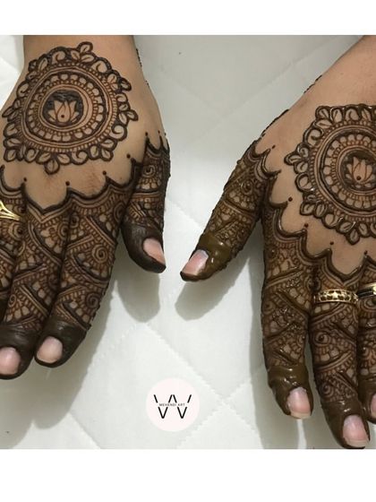 A variation of the Vat Savitri back-hand design, this one with a lotus in the center.