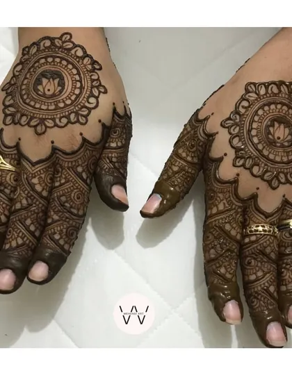 A variation of the Vat Savitri back-hand design, this one with a lotus in the center.