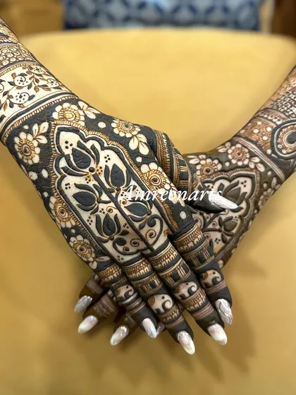 A classic design with bold lotus motifs on the back of the hands, creating a striking and symmetrical look.
