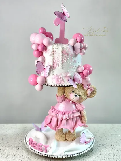 Meet one of my signature "Gullu" teddy bears! Learning to model characters and build a gravity-defying structure around them is a key part of my advanced workshop.
