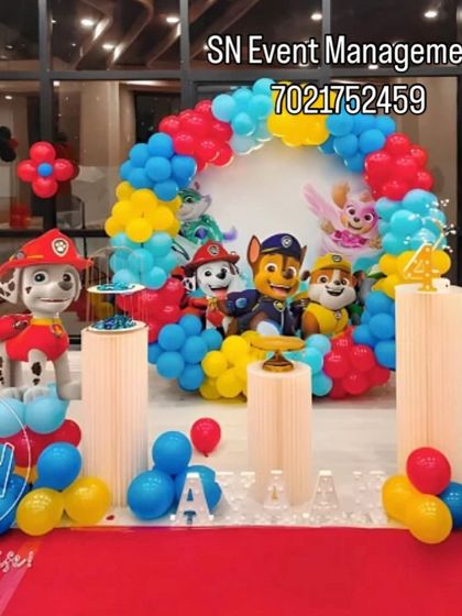 A full Paw Patrol team assembly for a birthday bash. This decoration features a circular balloon arch and standees of all the main characters, creating an immersive experience.