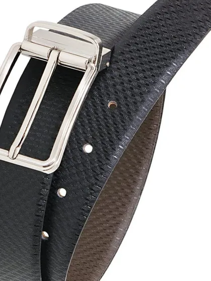 A close-up of our reversible leather belt buckle mechanism. This feature allows for a quick switch between two different leather colors or textures, offering versatility for various professional dress codes.