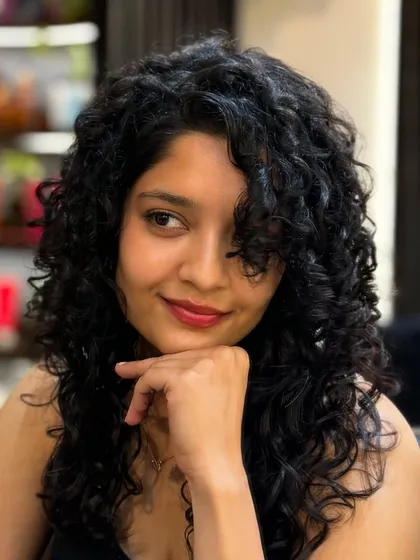 It was a joy to give the talented actress Ritika Singh a curly makeover. I focused on creating a shape that frames her face beautifully while ensuring her curls are defined and full of life.