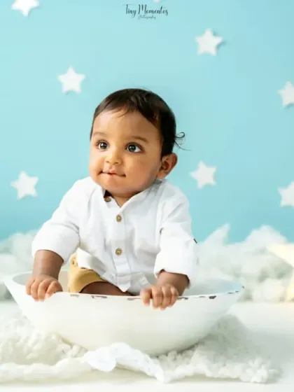 Sitting up tall in a bowl, this little one looks out with gentle curiosity. The soft blue and white star theme creates a dreamy, serene atmosphere.