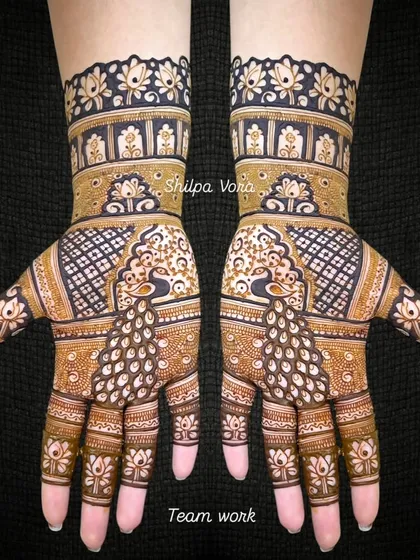 Symmetrical peacock designs for a classic bridal look. This style features perfectly mirrored patterns on both hands, highlighting my focus on precision, clean lines, and traditional Indian wedding motifs.