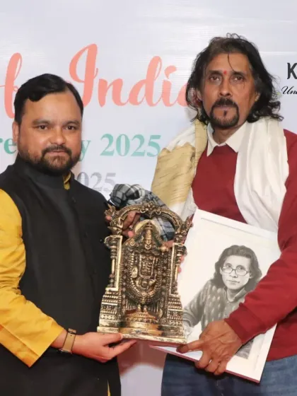 I present a memento to our Chief Guest, Padma Shri awardee Jai Prakash Lakhiwal Ji, an acclaimed miniaturist.