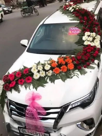 A diagonal floral arrangement on a Toyota Fortuner using a mix of colourful fresh flowers. This style is very popular and looks great on SUVs.