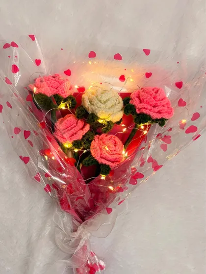 I love adding a little sparkle to my work. This handmade crochet rose bouquet features delicate LED lights woven through the flowers, creating a warm, enchanting glow that makes it a stunning gift or centerpiece for any occasion.