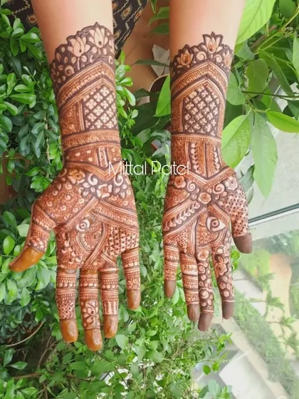 A full coverage Arabic fusion design perfect for any festival. The intricate patterns and shaded elements create a rich and detailed look.