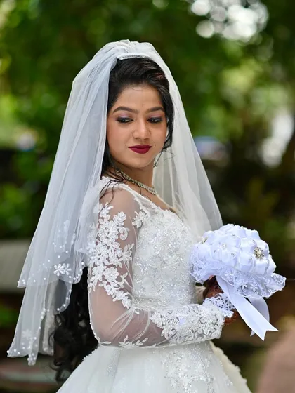 A thoughtful pose. The makeup is designed to look beautiful from every angle, with a focus on enhancing the bride's natural features.