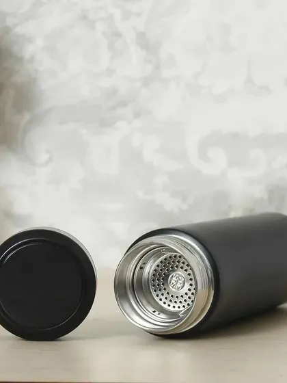 Here you can see the inside of the temperature flask. It is made of insulated steel and includes a removable strainer, which is perfect for infusing tea or fruit.