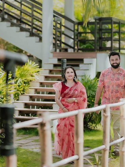 A duplicate of 286, a walking shot across a small bridge within the resort grounds.