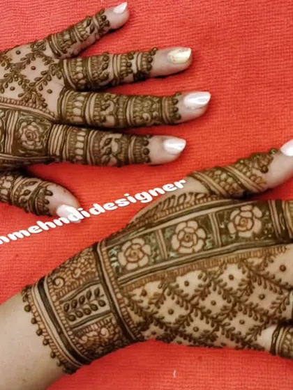A beautiful back-hand design featuring geometric jaal patterns and delicate rose bands. This style is perfect for guests or anyone who wants an elaborate but not overly heavy look.
