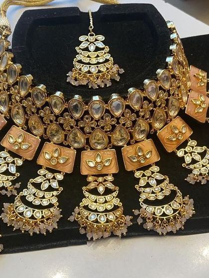 A full view of a complete bridal jewellery set laid out. This shows all the pieces you can rent, including the choker, earrings, passa, and hathphool.