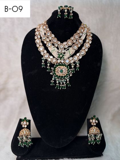 My rental set B-09 is a multi-layered masterpiece with green accents. The central pendant adds a touch of heritage design to this modern layered style.