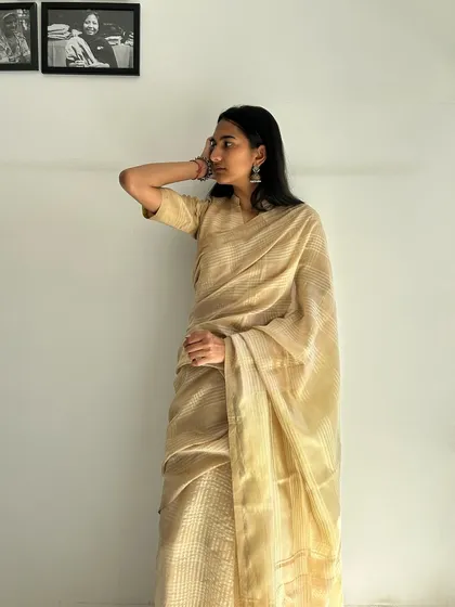 A full look at our Karghewale Maheshwari saree. Handwoven with care, each saree is a blend of tradition and contemporary design, perfect for the modern woman.