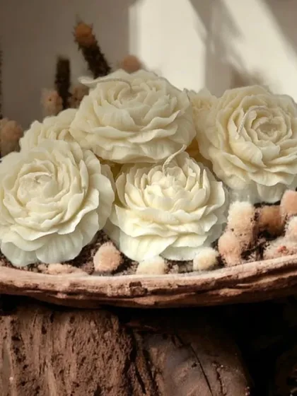 A beautiful display of our peony candles. They are made from soy wax and can be customized in 10 colors and 14 fragrances.