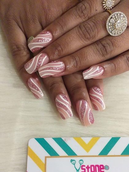 This design features wavy white stripes over a pink glitter base. The combination of the pattern and the sparkle on these square nails is both fun and glamorous.