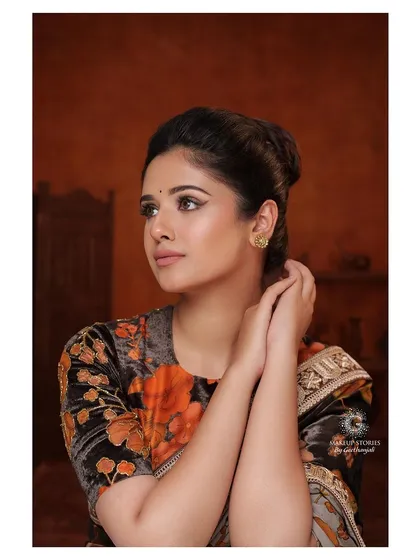 Another angle of this classic look. The focus is on clean lines, both in the makeup and the hairstyle, creating an overall impression of grace and sophistication.