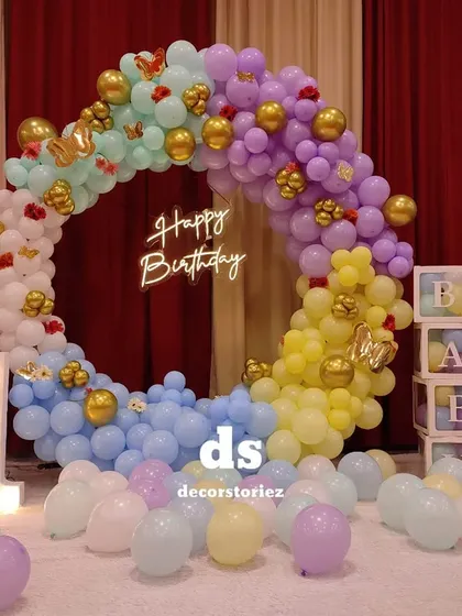 A detailed shot of the Peppa Pig balloon ring, highlighting the mix of pastel and gold chrome balloons, character cutouts, and the light-up number '1'.