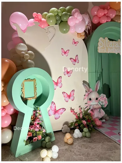 A giant keyhole prop decorated with flowers provides a unique and whimsical photo opportunity for guests.