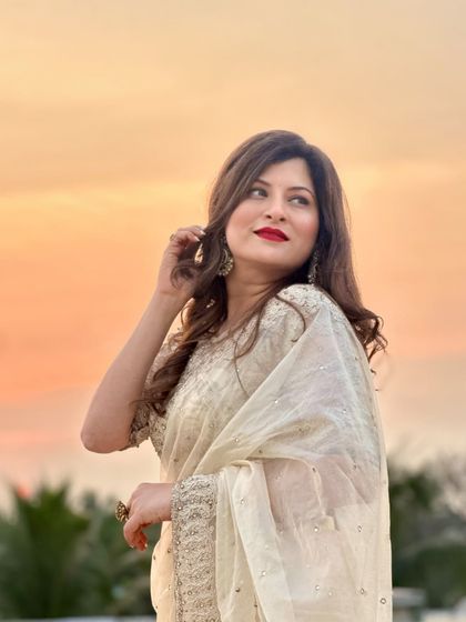 A classic beauty shot. Savaniee looks like a star from a bygone era in this elegant pose against the sunset.