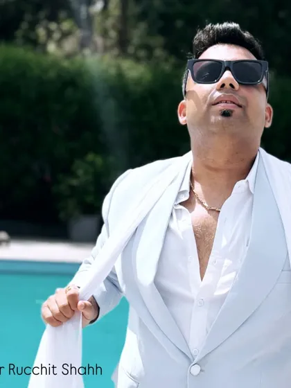 Enjoying the moment during a daytime event. My style is versatile, and for a relaxed setting like this, a light-colored suit and sunglasses create the perfect cool and confident vibe.
