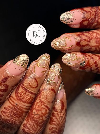 The ultimate bridal glam. This set combines gold foil, intricate gold line work, and sparkling crystals over a soft pink base, perfectly matching the bride's henna.