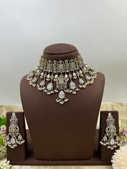 A white stone version of the AD zircon choker set, offering a classic and versatile option.