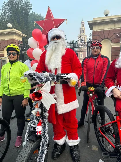 Our lead Santa with his decorated bike, ready to lead the group on our mission to spread warmth and smiles.