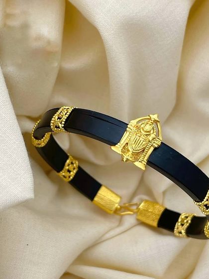 This men's kada features a Tirupati namam symbol, crafted in gold-plated 92.5 silver. It's a beautiful piece of devotional jewelry that is also a stylish accessory.