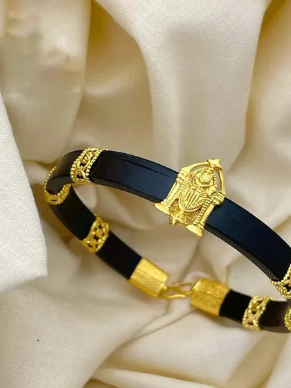 This men's kada features a Tirupati namam symbol, crafted in gold-plated 92.5 silver. It's a beautiful piece of devotional jewelry that is also a stylish accessory.