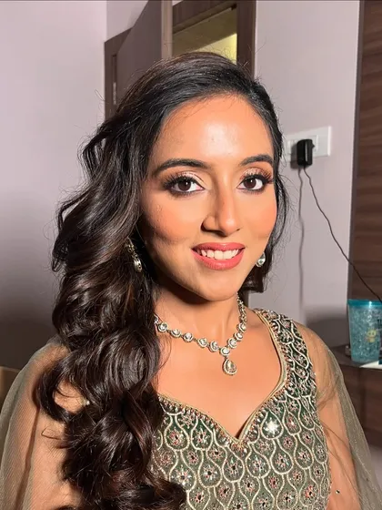 Apurva's complete Sangeet makeup, featuring glowing skin and a happy smile.