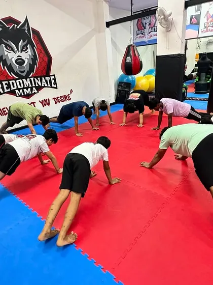 The power of community is at the core of our group sessions. Here, our members are building core and upper body strength together with synchronized pushups, motivating each other to hold the form and finish strong.