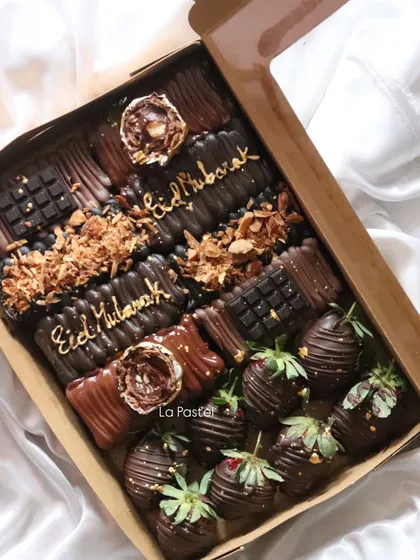 The complete Eid dessert box, filled with chocolate treats and chocolate-covered strawberries, perfect for sharing.