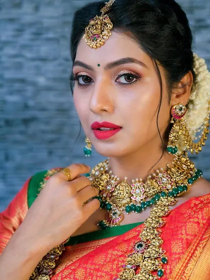 A confident portrait. The model's red lipstick and the green beads in the jewellery create a beautiful colour contrast.
