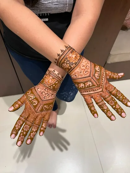 A beautiful back-of-hand design with elephant motifs. The pattern is elegant and perfect for a bridesmaid or guest.