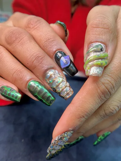For those who love to be daring, I create 3D nail art that makes a statement. This set features a detailed snake print, textured scales, and even a sculpted 3D snake. This is where nail art becomes sculpture.