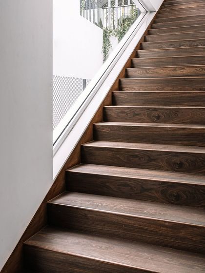A close-up of the wooden treads of the Tellado staircase. The detail highlights the craftsmanship and the natural beauty of the material, which brings warmth and texture to the modern interior.